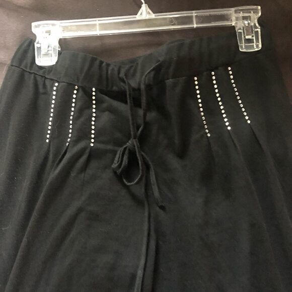 Cute pants. Fall right below the knee. - Picture 1 of 7